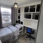 Luxury House Room To Rent In A 4-Bed House With Parking Short Lets 