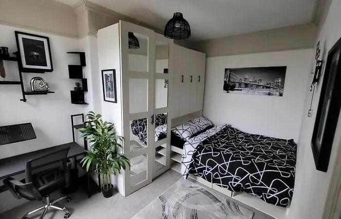 Luxury House Room To Rent In A 4-Bed House With Parking Short Lets 