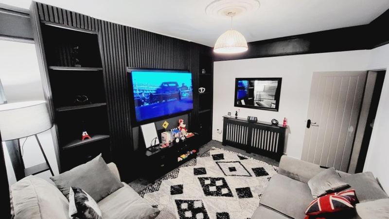 Luxury House To Rent In A 4-bed House With Parking Short Lets  *