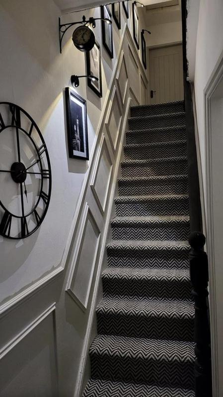 Homestay Luxury House To Rent In A 4-bed House With Parking Short Lets  Liverpool