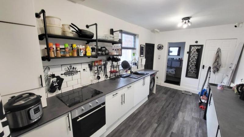 Luxury House To Rent In A 4-bed House With Parking Short Lets  Homestay